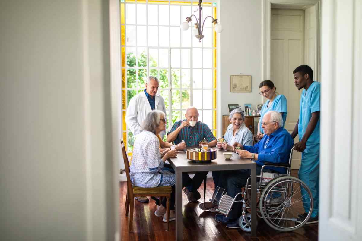 Assistenza anziana: tra opzioni, costi, coperture e scelte responsabili