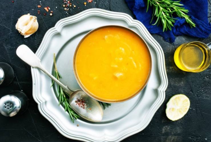 Zuppa di zucca nutriente gustosa