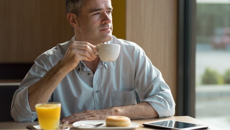 goditi la colazione al bar