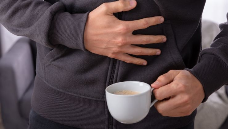 il caffè a stomaco vuoto porta effetti negativi